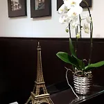 هوتل دي لا بريكس تور إيفيل 3* باريس