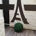 فندق هوتل دي لا بريكس تور إيفيل 3*