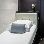 هوتل دي لا بريكس تور إيفيل