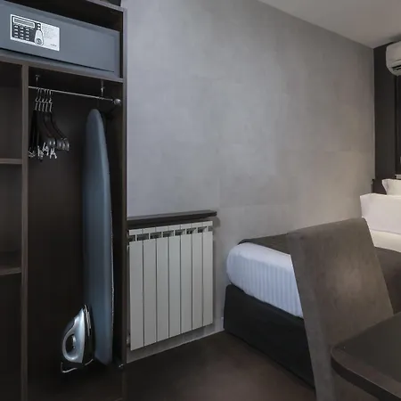 فندق هوتل دي لا بريكس تور إيفيل 3*