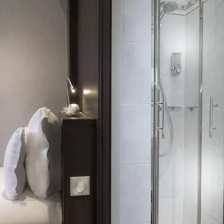 هوتل دي لا بريكس تور إيفيل فندق باريس