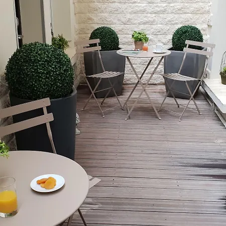 هوتل دي لا بريكس تور إيفيل فندق